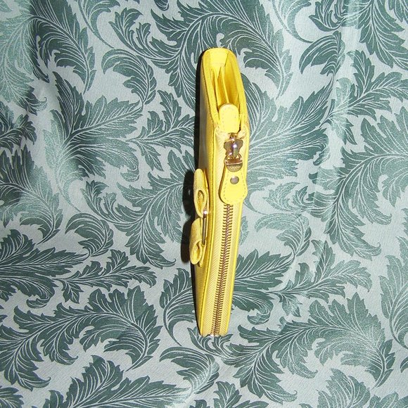 💛 SALVATORE FERRAGAMO Yellow Zip Wallet in Saffiano Leather - Picture 6 of 17